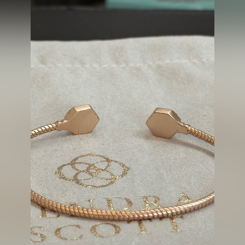 Kendra Scott Jamie Bracelet in rose gold with mother of pearl - Picture 6 of 6